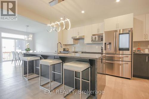 4559 Kelly Farm Drive, Ottawa, ON - Indoor Photo Showing Kitchen With Upgraded Kitchen