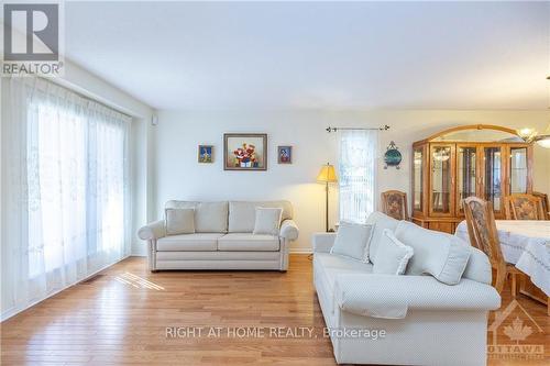 1654 Varennes Boulevard, Ottawa, ON - Indoor Photo Showing Living Room