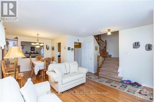 1654 Varennes Boulevard, Ottawa, ON - Indoor Photo Showing Living Room