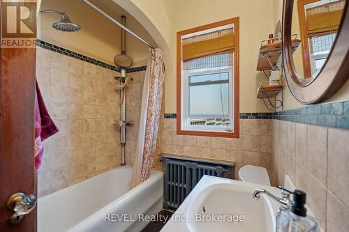 208 North Street N, Fort Erie, ON - Indoor Photo Showing Bathroom