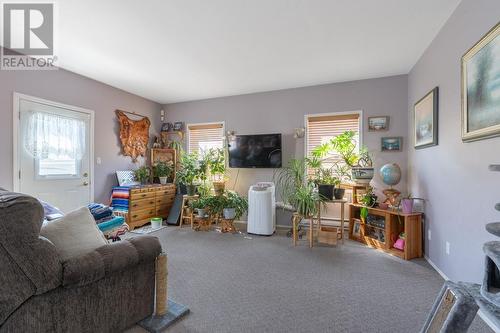 1103 8Th Street, Keremeos, BC - Indoor Photo Showing Living Room