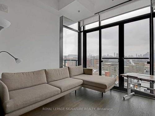 1011-8 Dovercourt Rd, Toronto, ON - Indoor Photo Showing Living Room