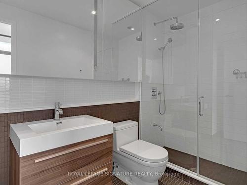 1011-8 Dovercourt Rd, Toronto, ON - Indoor Photo Showing Bathroom