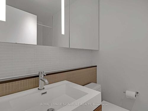 1011-8 Dovercourt Rd, Toronto, ON - Indoor Photo Showing Bathroom