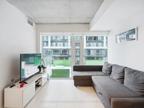 703-5 Soudan Ave, Toronto, ON - Indoor Photo Showing Living Room