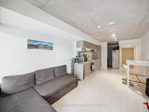 703-5 Soudan Ave, Toronto, ON - Indoor Photo Showing Living Room