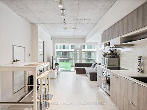 703-5 Soudan Ave, Toronto, ON - Indoor Photo Showing Kitchen With Upgraded Kitchen