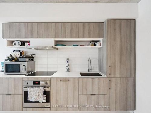 703-5 Soudan Ave, Toronto, ON - Indoor Photo Showing Kitchen