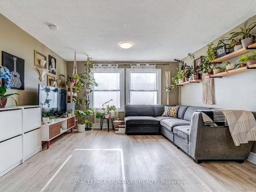 124 Ormond Dr, Oshawa, ON - Indoor Photo Showing Living Room