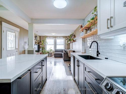 124 Ormond Dr, Oshawa, ON - Indoor Photo Showing Kitchen With Upgraded Kitchen