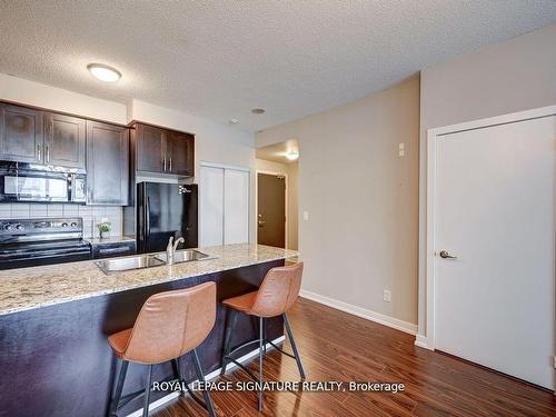 910-4070 Confederation Pkwy, Mississauga, ON - Indoor Photo Showing Kitchen With Double Sink