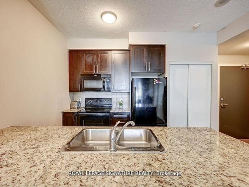 910-4070 Confederation Pkwy, Mississauga, ON - Indoor Photo Showing Kitchen With Double Sink