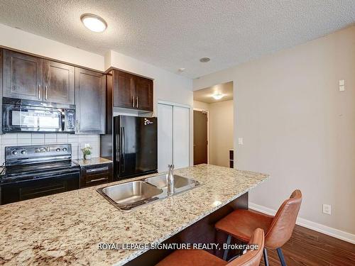 910-4070 Confederation Pkwy, Mississauga, ON - Indoor Photo Showing Kitchen With Double Sink