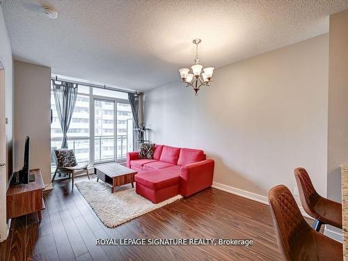 910-4070 Confederation Pkwy, Mississauga, ON - Indoor Photo Showing Living Room