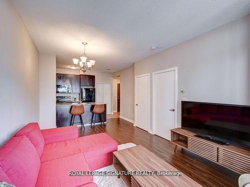 910-4070 Confederation Pkwy, Mississauga, ON - Indoor Photo Showing Living Room