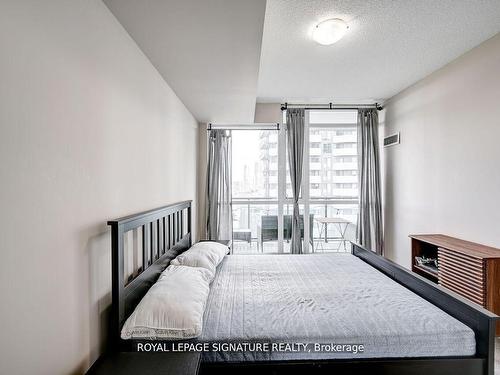 910-4070 Confederation Pkwy, Mississauga, ON - Indoor Photo Showing Bedroom