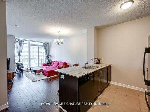 910-4070 Confederation Pkwy, Mississauga, ON - Indoor Photo Showing Kitchen With Double Sink