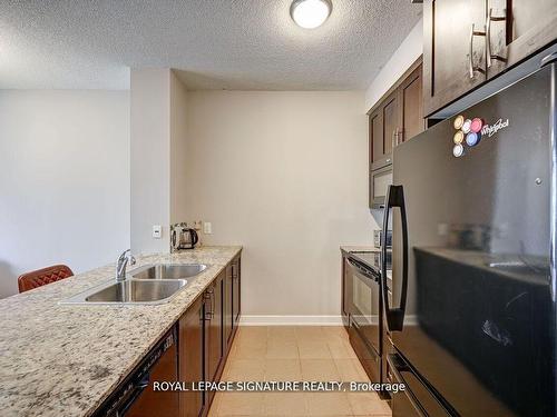 910-4070 Confederation Pkwy, Mississauga, ON - Indoor Photo Showing Kitchen With Double Sink