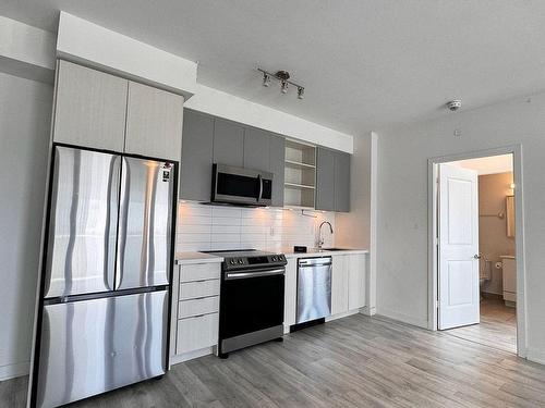 304-4675 Metcalfe Ave, Mississauga, ON - Indoor Photo Showing Kitchen With Upgraded Kitchen