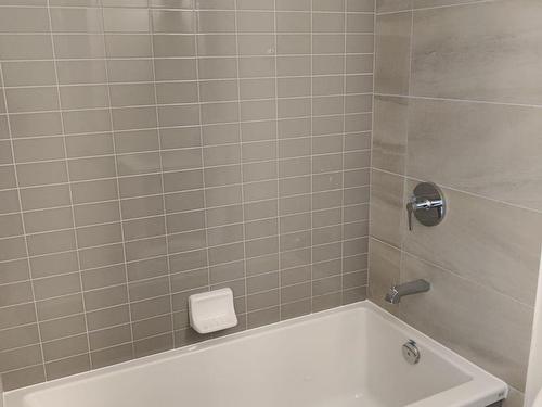 304-4675 Metcalfe Ave, Mississauga, ON - Indoor Photo Showing Bathroom