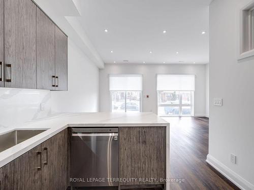 4-80 Holwood Ave, Toronto, ON - Indoor Photo Showing Kitchen With Upgraded Kitchen