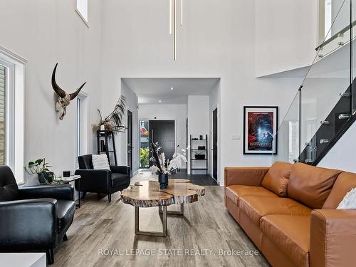 4069 Brock St, Lincoln, ON - Indoor Photo Showing Living Room