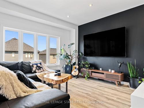 4069 Brock St, Lincoln, ON - Indoor Photo Showing Living Room