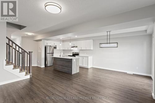 2735 Asima Drive, London, ON - Indoor Photo Showing Kitchen