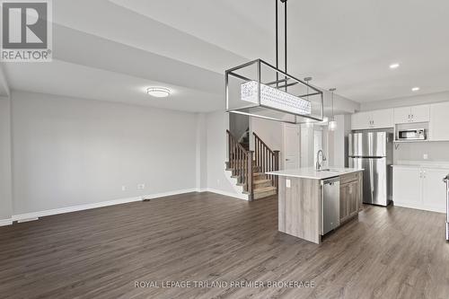 2735 Asima Drive, London, ON - Indoor Photo Showing Kitchen