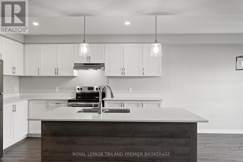 2735 Asima Drive, London, ON - Indoor Photo Showing Kitchen With Double Sink With Upgraded Kitchen