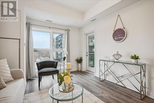 334 - 128 Grovewood Common, Oakville, ON - Indoor Photo Showing Living Room