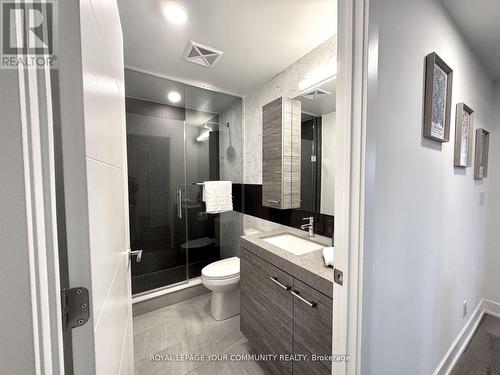 405 - 484 Spadina Avenue, Toronto, ON - Indoor Photo Showing Bathroom