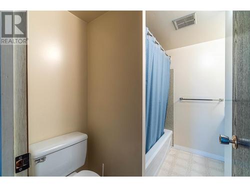 1643 Hillcrest Avenue, Kamloops, BC - Indoor Photo Showing Bathroom