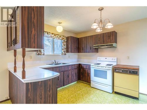 1643 Hillcrest Avenue, Kamloops, BC - Indoor Photo Showing Kitchen With Double Sink