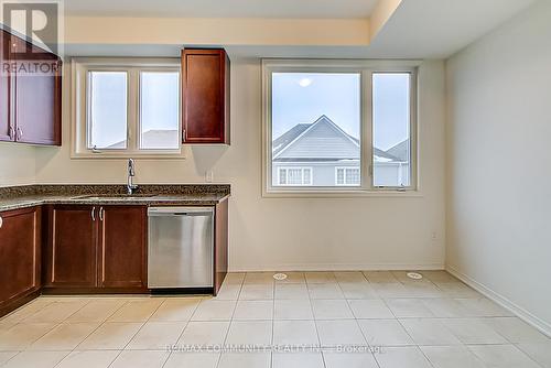 1424 Coral Springs Path, Oshawa, ON - Indoor Photo Showing Kitchen