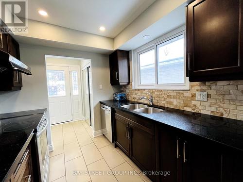 Main Fl - 28 Sandrift Square, Toronto, ON - Indoor Photo Showing Kitchen With Double Sink