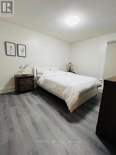 4746 Lovell Place, Niagara Falls, ON - Indoor Photo Showing Bedroom