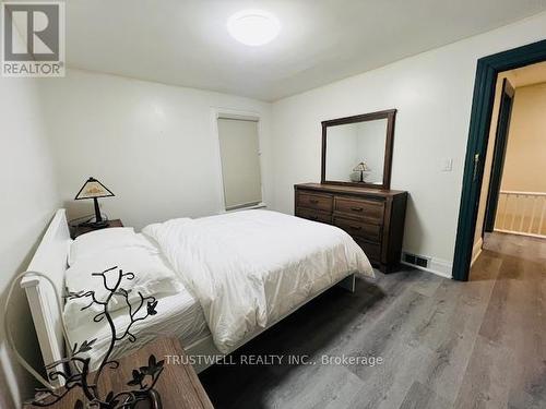 4746 Lovell Place, Niagara Falls, ON - Indoor Photo Showing Bedroom