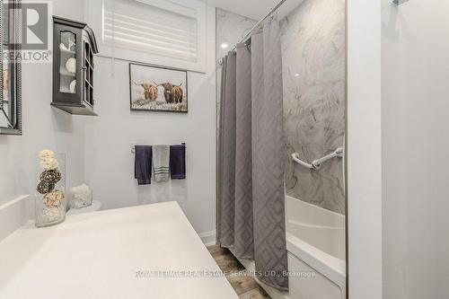 9 - 6 Beckett Drive, Brantford, ON - Indoor Photo Showing Bathroom