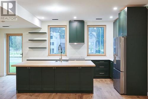 1005 Basin Lane, Revelstoke, BC - Indoor Photo Showing Kitchen