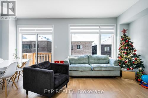 34 Periwinkle Road, Springwater, ON - Indoor Photo Showing Living Room