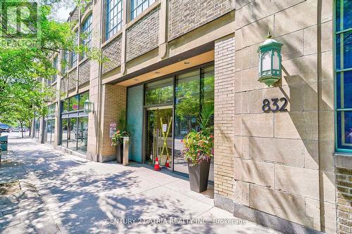 3802 - 832 Bay Street, Toronto, ON - Outdoor