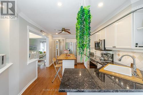 24 Furrows End, Brampton, ON - Indoor Photo Showing Kitchen