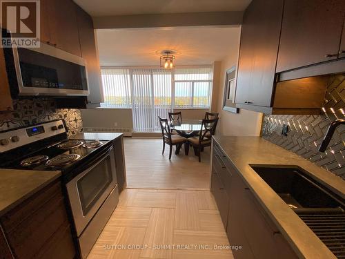 701 - 2301 Derry Road W, Mississauga, ON - Indoor Photo Showing Kitchen