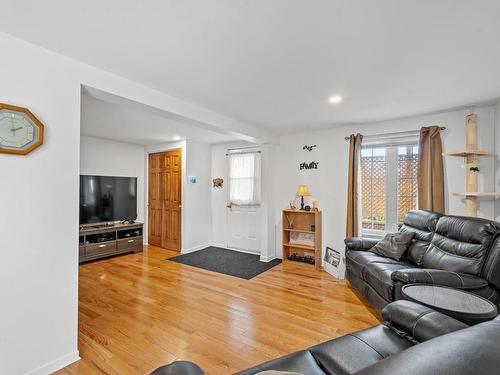 Living room - 550  - 552 Rue Lajeunesse, Sainte-Agathe-Des-Monts, QC - Indoor Photo Showing Living Room