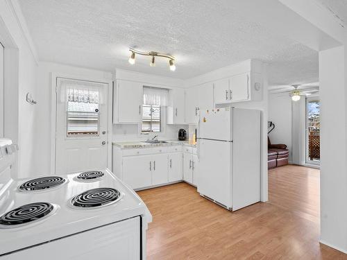 Kitchen - 550  - 552 Rue Lajeunesse, Sainte-Agathe-Des-Monts, QC - Indoor Photo Showing Kitchen