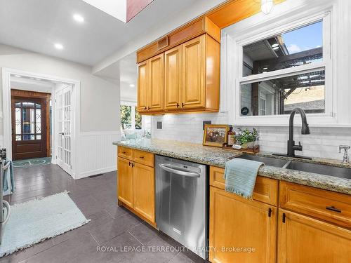 1 Henderson Ave, Markham, ON - Indoor Photo Showing Kitchen With Double Sink With Upgraded Kitchen