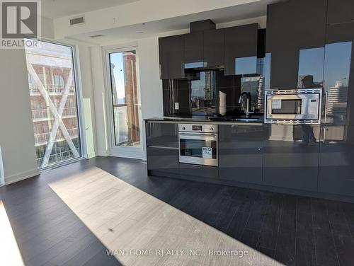 3504 - 238 Simcoe Street, Toronto, ON - Indoor Photo Showing Kitchen