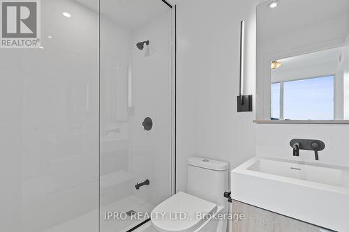 2201 - 127 Broadway Avenue, Toronto, ON - Indoor Photo Showing Bathroom