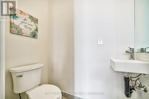 1030 - 14 David Eyer Road E, Richmond Hill, ON - Indoor Photo Showing Bathroom